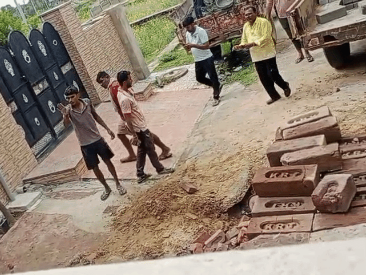 वकील की पत्नी ने 3 नामजद समेत 15-20 लोगों के खिलाफ मामला दर्ज कराया है।