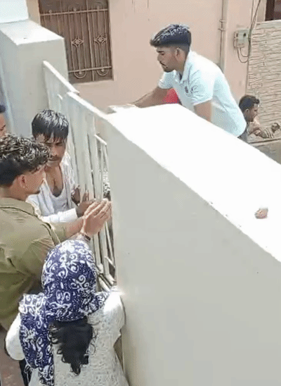 वकील के परिवार ने घर के गेट के सामने दीवार बनाने का विरोध किया था।