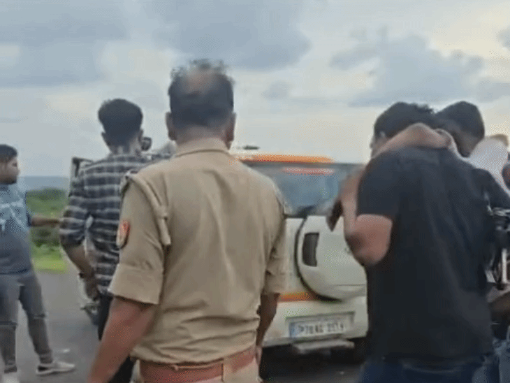 पैर में गोली लगने के बाद आरोपी को पुलिस की गाड़ी में बैठाते पुलिसकर्मी।