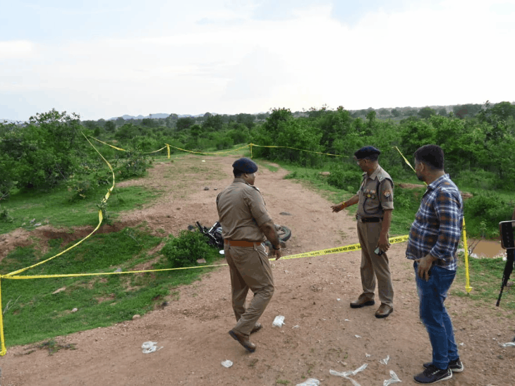 घटनास्थल पर पड़ी आरोपी की बाइक को चारों तरफ से घेर लिया गया है।