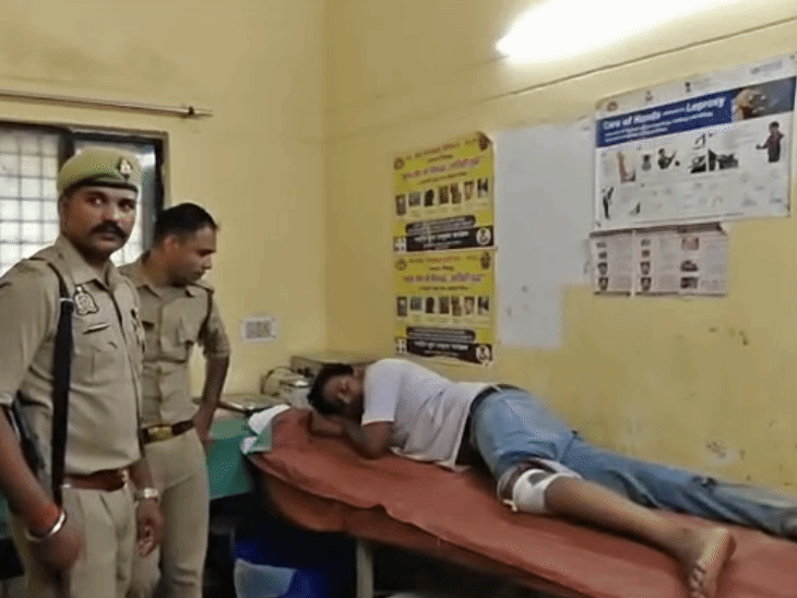 युवक के पैर में गोली लगी है.