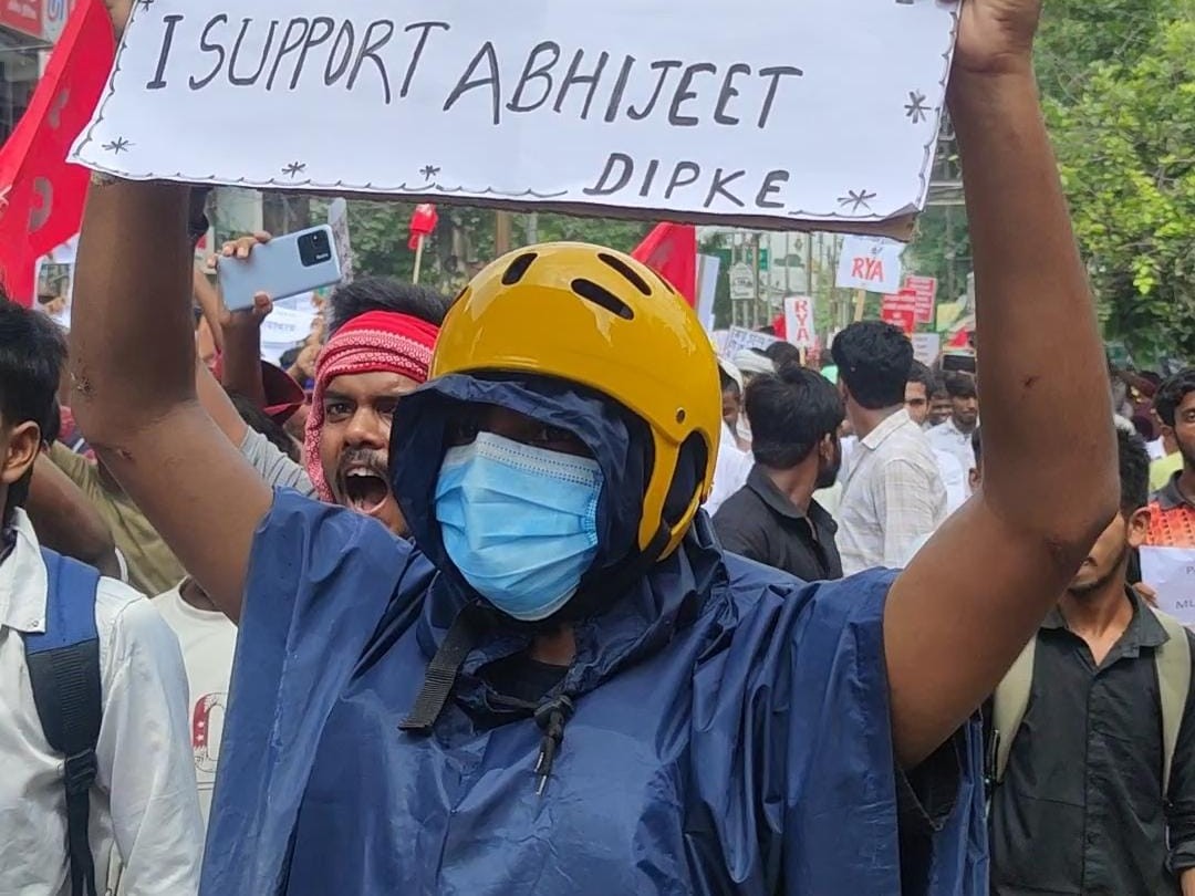 कॉकरोच बनकर प्रदर्शन में आया युवक।