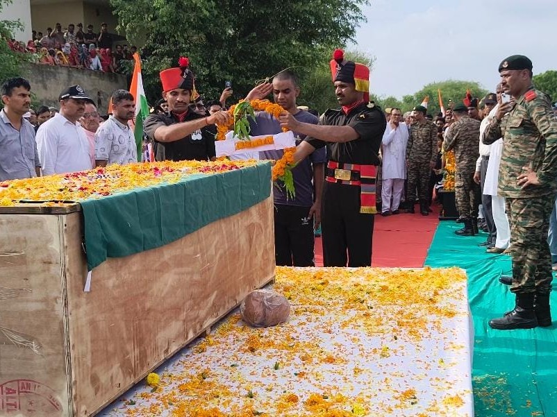 पिता को अंतिम विदाई देते हुए बेटा भावुक हो गया।