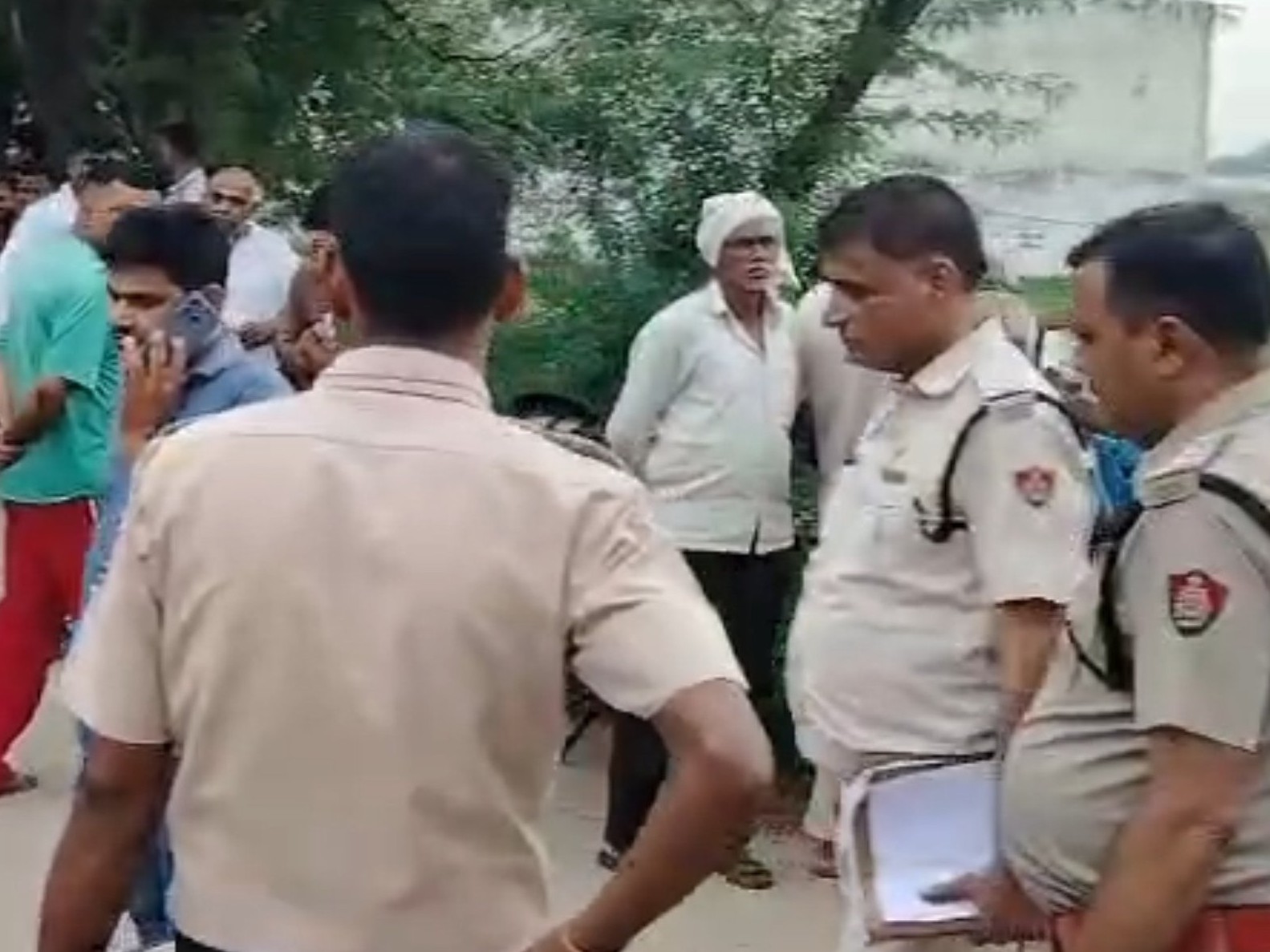 खेत में लगी लोहे की जाली की चोट में आई, चरा कर घर लौट रहा था पशुपालक|सोहना,Sohna - Dainik Bhaskar