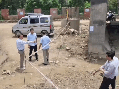 निर्माणाधीन मोहना एलिवेटेड रोड का निरीक्षण करते हुए पीडब्ल्यूडी अधिकारी - Dainik Bhaskar