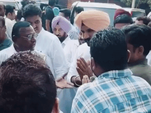 राजा वड़िंग अकेले अपने समर्थकों के साथ पहुंचे थे।