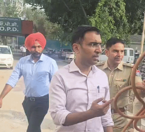 एसपी डिटेक्टिव सौरभ जिंदल सिविल अस्पताल में घायल पुलिसकर्मियों का हाल जानने पहुंचे ।