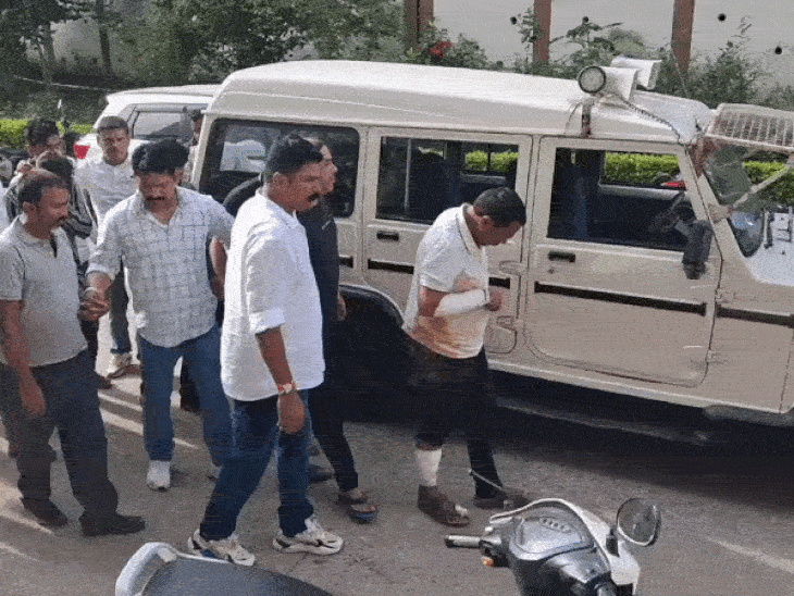 पुलिस हिरासत में आरोपी.