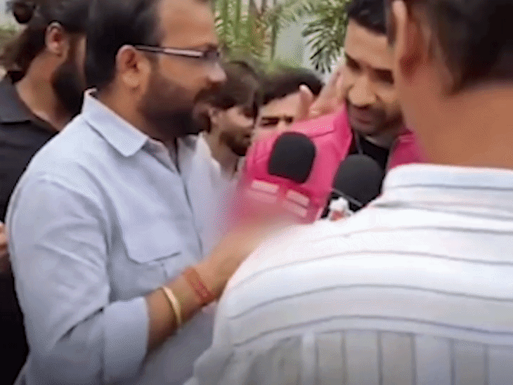 मीडिया से बात करते राघव जुयाल।