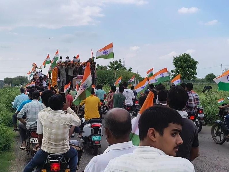 हवलदार नरेश सिंह तंवर की तिरंगा यात्रा निकाली।