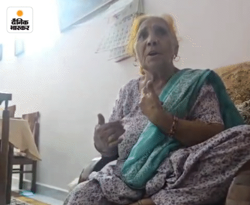 ये साक्षी की दादी हैं। उन्होंने कहा कि साक्षी को प्रदर्शन में नहीं जाना चाहिए था।