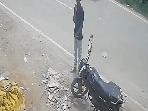 पहले युवक के बाइक के आसपास मोबाइल फोन पर बात करता दिखता है।