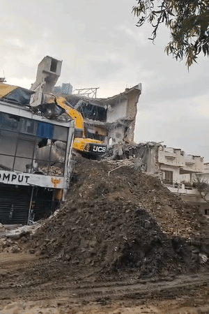 3 बुलडोजर और एक हाइड्रोलिक मशीन से बिल्डिंग को ध्वस्त किया गया। बिल्डिंग की जगह मिट्टी का पहाड़ बनता गया।