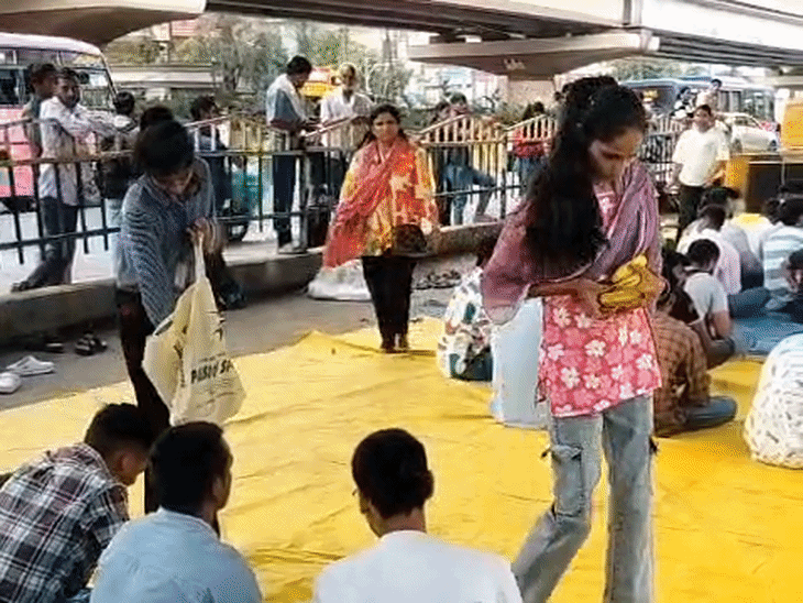 प्रदर्शनकारियों को केले और खाद्य सामग्री बांटी.