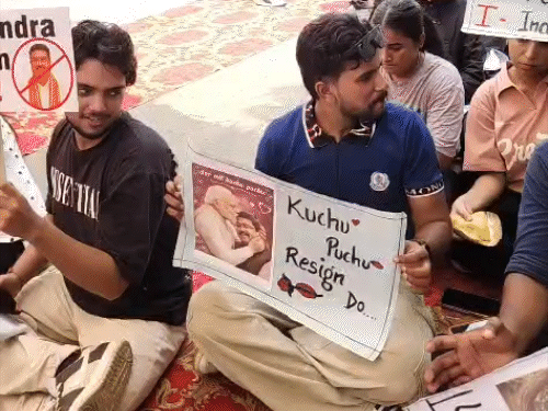 मीम्स वाले पोस्टर लेकर पहुंचे स्टूडेंट। शिक्षा मंत्री के इस्तीफे की मांग।