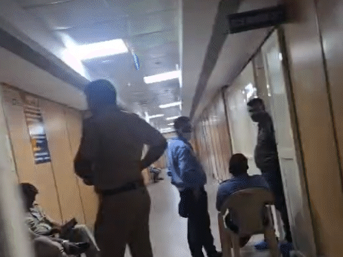 बिहार में बंद के दौरान फायरिंग-पथराव, सीवान SP जख्मी: इंदौर में ड्रोन से निगरानी, प्रयागराज में बारिश के बीच 1000 छात्र सड़कों पर, देशभर में प्रदर्शन grpellet 240720206 cover 2 1784920738