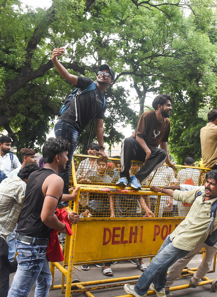 जीत के जश्न में युवा और छात्र दिल्ली पुलिस की तरफ से लगाई बैरिकेडिंग पर चढ़ गए। उस पर सेल्फी ली।