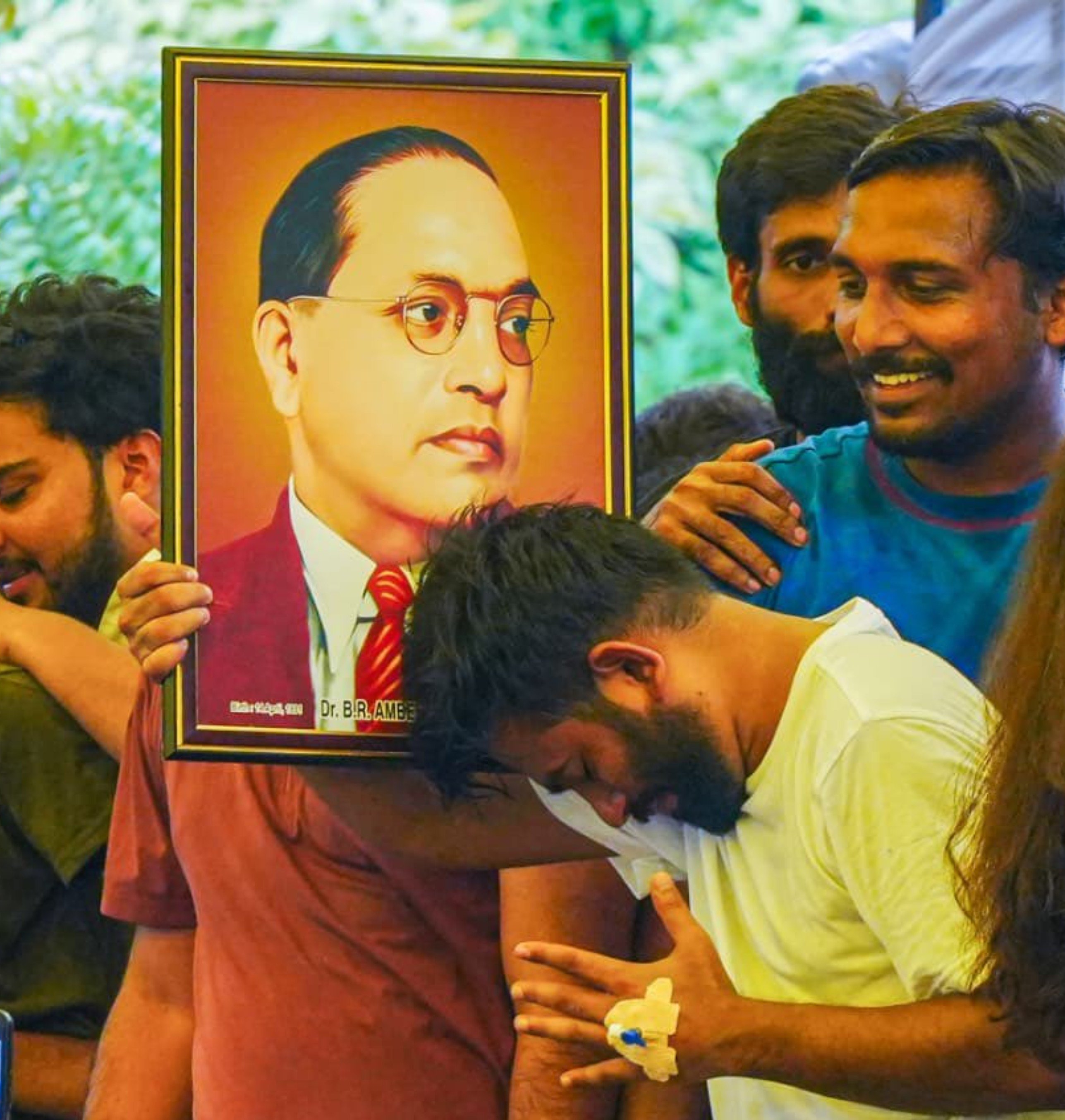 प्रधान का इस्तीफा कन्फर्म होते ही, अभिजीत दीपके ने बाबा साहब अंबेडकर की तस्वीर लेकर उसपर सिर झुका दिया।