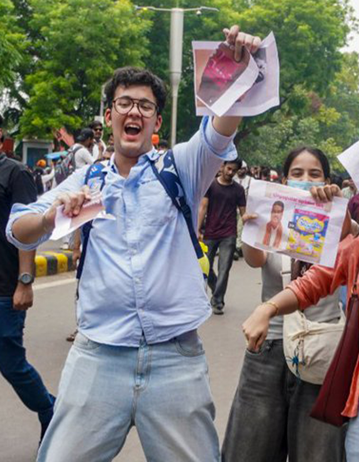 प्रधान के इस्तीफे की खबर सुनते ही सीजेपी समर्थक अपने साथ लाए पोस्टर फाड़ने लगे।