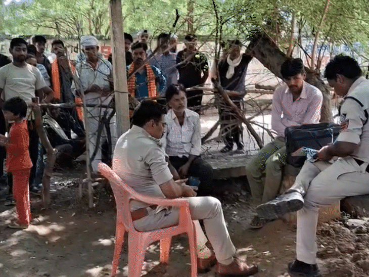 पुलिस ने सर्वेश के परिजनों और ग्रामीणों से पूछताछ की।