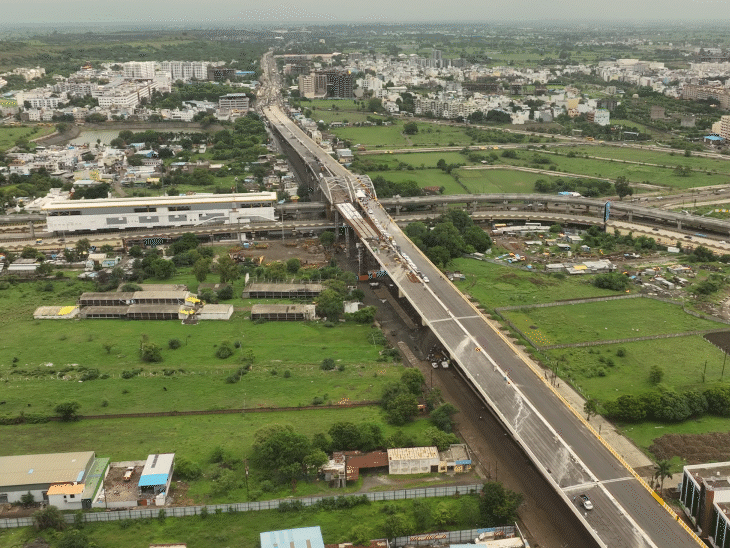 नीचे सड़क यातायात और ऊपर मेट्रो ट्रैक।