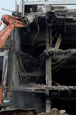 अलीगंज की इसी 4 मंजिला इमारत में आग लगने से 15 लोगों की जान चली गई थी। इमारत पर बुलडोजर चलाया गया।