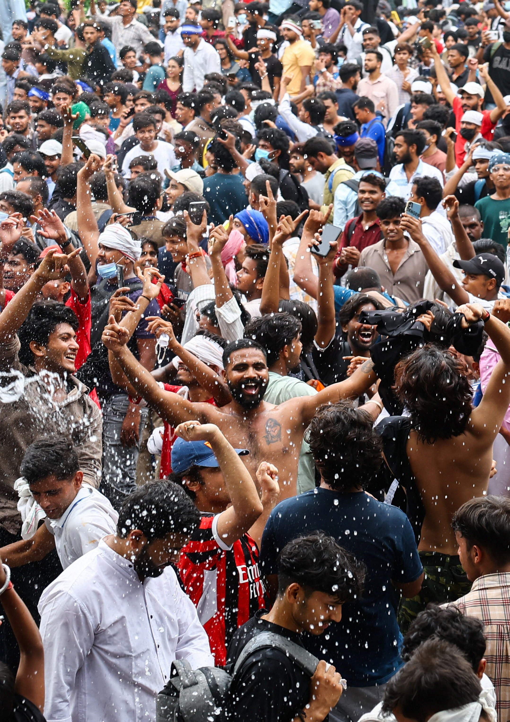 जश्न के दौरान कुछ समर्थकों ने शर्ट उतारकर डांस किया। बोतल से पानी हवा में फेंका।