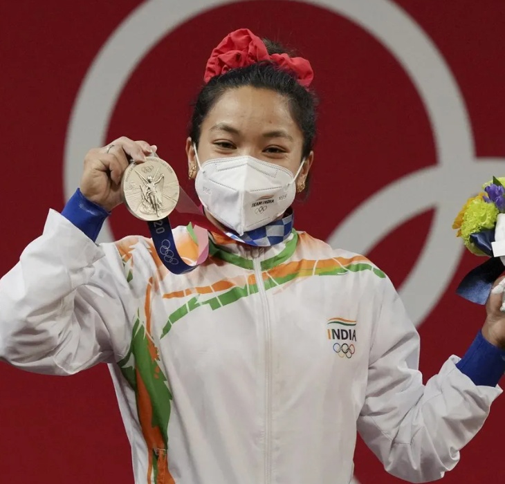 मीराबाई चानू ने 2020 टोक्यो ओलिंपिक में सिल्वर मेडल जीता था। तब कोविड की वजह से मास्क पहना था।