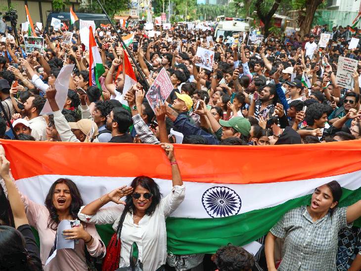 मुंबई में शुक्रवार को मुंबई में 'कॉकरोच जनता पार्टी' (CJP) की ओर से आयोजित तिरंगा विरोध प्रदर्शन में बड़ी संख्या में स्टूडेंट्स शामिल हुए।