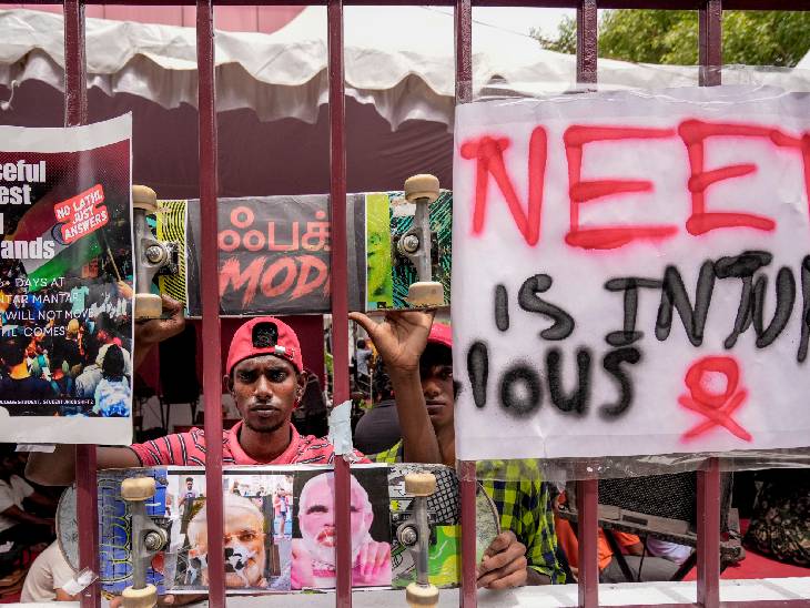 चेन्नई में शुक्रवार को CPI मुख्यालय पर NEET पेपर लीक मामले को लेकर केंद्रीय शिक्षा मंत्री धर्मेंद्र प्रधान के इस्तीफे की मांग करते हुए 'कॉकरोच जनता पार्टी' (CJP) के समर्थक।