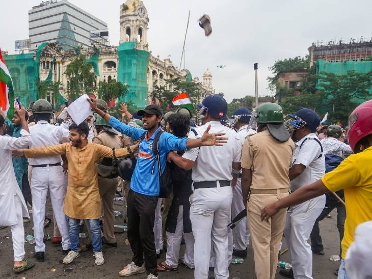 पश्चिम बंगाल के कोलकाता में, NEET पेपर लीक मामले को लेकर केंद्रीय शिक्षा मंत्री धर्मेंद्र प्रधान के इस्तीफ़े की मांग करते हुए स्टूडेंट्स फ़ेडरेशन ऑफ़ इंडिया (SFI) और कॉकरोच जनता पार्टी की संयुक्त विरोध रैली के दौरान हुई धक्का-मुक्की में प्रदर्शनकारियों ने सुरक्षाकर्मियों का बचाव किया।