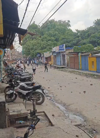 बिहार में बंद के दौरान फायरिंग-पथराव, सीवान SP जख्मी: छपरा में पुलिस वैन जलाई, सीतामढ़ी में 12 घायल, इंदौर में ड्रोन से निगरानी, देशभर में प्रदर्शन छपरा में पुलिस पर पथराव हुआ है। जवानों ने छात्रों को पीछे हटने को कहा तो वो पुलिस से ही भिड़ गए। कई पुलिस वालों को चोट आई है।