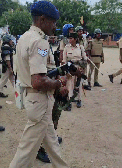 बिहार में बंद के दौरान फायरिंग-पथराव, सीवान SP जख्मी: छपरा में पुलिस वैन जलाई, सीतामढ़ी में 12 घायल, इंदौर में ड्रोन से निगरानी, देशभर में प्रदर्शन सीवान में पुलिस ने भीड़ को हटाने के लिए आंसू गैस के गोले दागे, हालांकि पुलिस के एक्शन के बाद भी प्रदर्शनकारी डटे रहे।