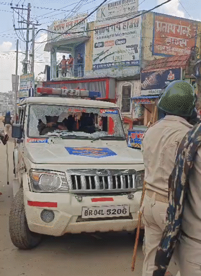 बिहार में बंद के दौरान फायरिंग-पथराव, सीवान SP जख्मी: छपरा में पुलिस वैन जलाई, सीतामढ़ी में 12 घायल, इंदौर में ड्रोन से निगरानी, देशभर में प्रदर्शन छपरा में प्रदर्शनकारियों ने पुलिस की गाड़ी पर हमला किया है। हमले में शीशे टूट गए हैं।