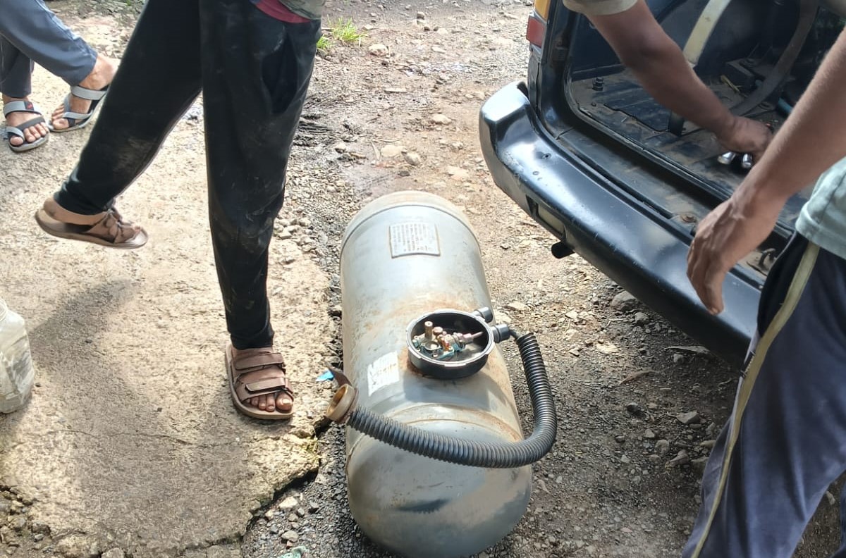 स्कूल वाहन में लगी गैस किट निकलवाकर जब्त की गई।