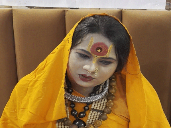 साध्वी सौम्या सखी दीदी, जिन्होंने अयोध्या में रामलला के लिए 'नजर उतारना' अनुष्ठान (बुरी नजर से बचाव) किया।