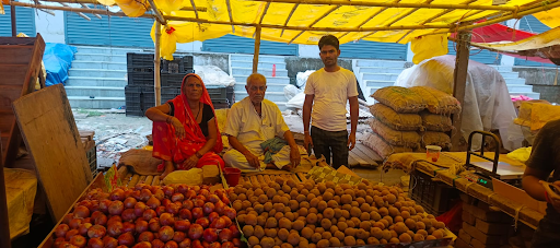 कॉमनवेल्थ गेम्स की पैरा पावरलिफ्टिंग में ब्रॉन्ज जीतने वाले झंडू कुमार के माता-पिता कमला देवी और रामानंद पासवान, साथ में बड़े भाई कुंदन कुमार। नालंदा में परिवार की सब्जी की दुकान पर