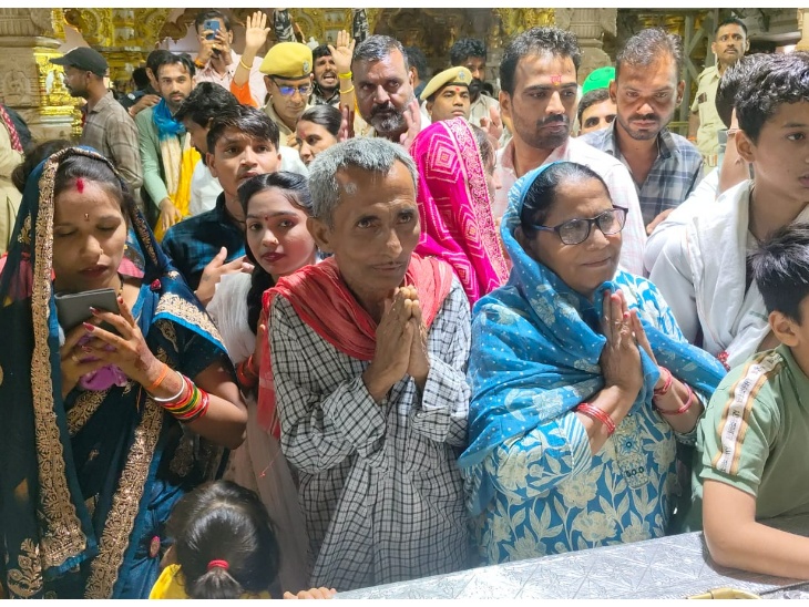 तस्वीर, अमरजी पाटीदार की है। अमरजी अपनी डेढ़ करोड़ की संपत्ति भगवान के नाम कर चुके हैं। डेढ़ करोड़ कीमत का मकान भी सांवलिया जी के नाम करेंगे।