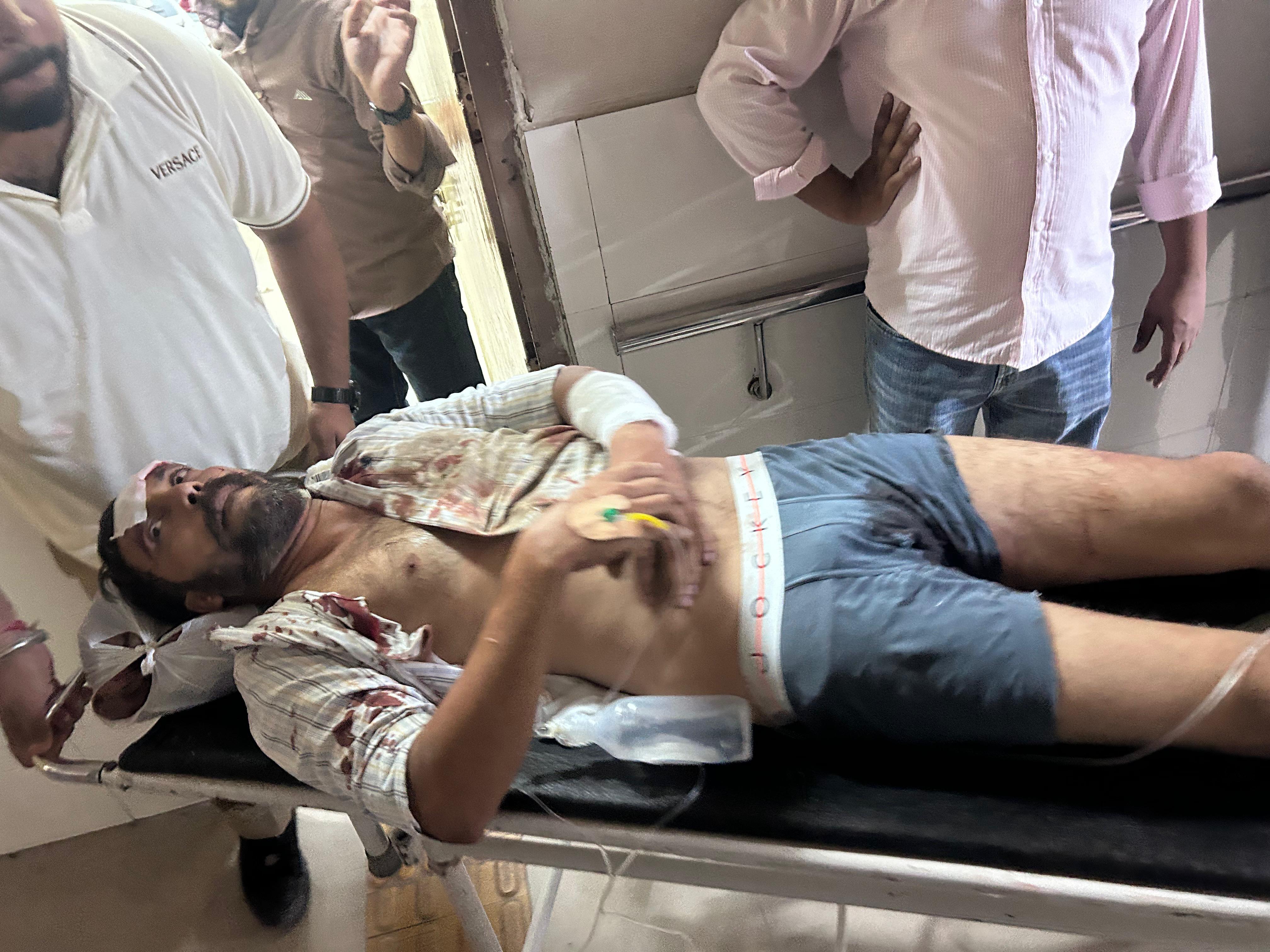 घायल पुलिसकर्मी परमजीत सिंह जिसकी टांग पर गोली लगी है और बाजू पर तलवार से हमला हुआ है।