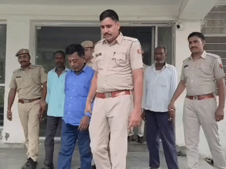 व्यावसायिक रंजिश के चलते आरोपियों ने कृष्णा क्लीनिक में 1 किलो 230 ग्राम गांजा चुपके से रख दिया था और फिर पुलिस को झूठी सूचना दे दी।