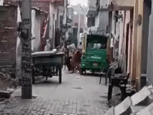 पानीपत में घर के बाहर खड़े युवक पर गंडासियों से हमला करते हुए आरोपी। - Dainik Bhaskar