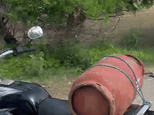 गाड़ी के कई टुकड़े टूटकर कई फीट दूर जाकर झाड़ियों में गिरे।