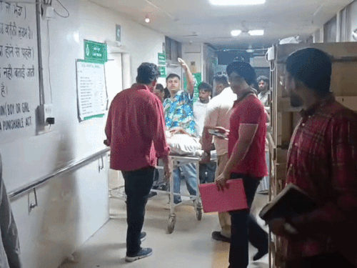 घायल पुलिसकर्मियों को अस्पताल में भर्ती किया गया है, जहा उनका इलाज चल रहा है।