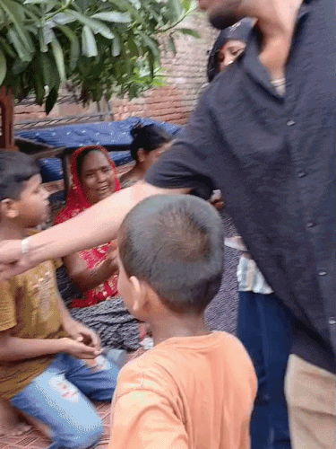 एक-दूसरे को मेलोडी टॉफी देकर जश्न मनाया