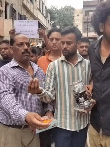 केंद्रीय शिक्षा मंत्री धर्मेंद्र प्रधान के इस्तीफे के बाद NSUI कार्यकर्ताओं ने खुशी जाहिर की, बांटे लड्डू