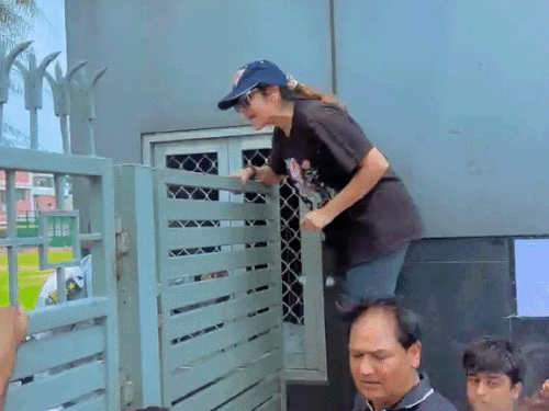 एपीजे कॉलेज के बाहर प्रदर्शन करते छात्रा के परिजन। - Dainik Bhaskar