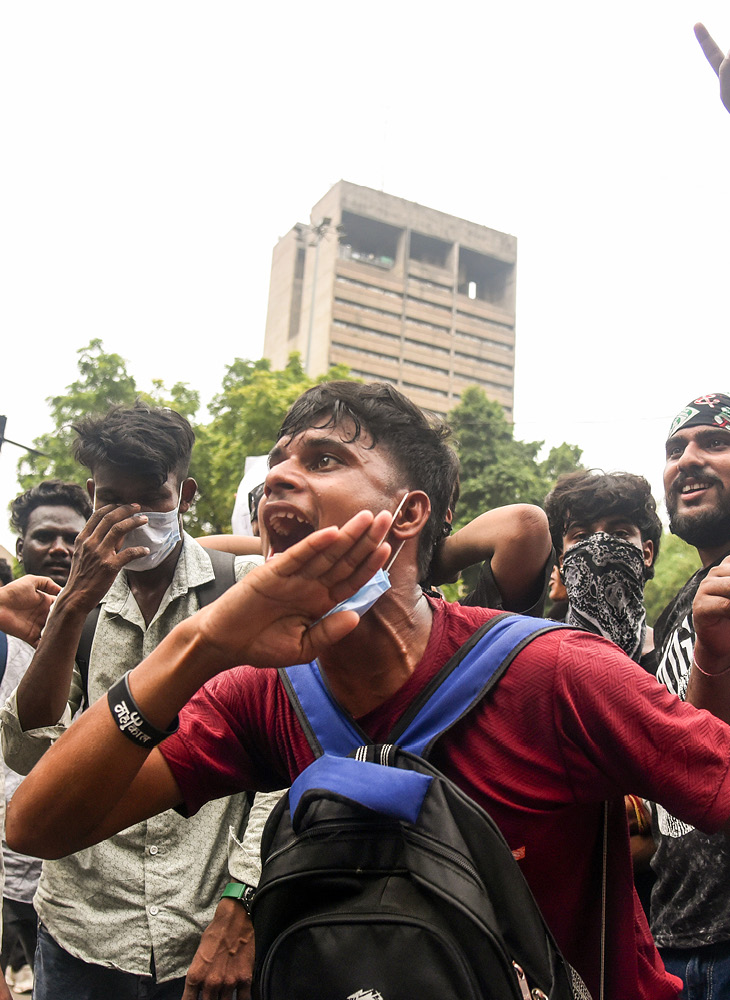 सीजेपी समर्थक ने 'पुष्पा झुकेगा नहीं' वाला फेमस पोज दिखाया। दीपके ने भी कहा था कि दुनिया झुकती है, झुकाने वाला चाहिए।