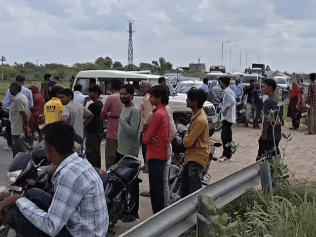 मौके पर लोगों की भीड़ जमा हो गई