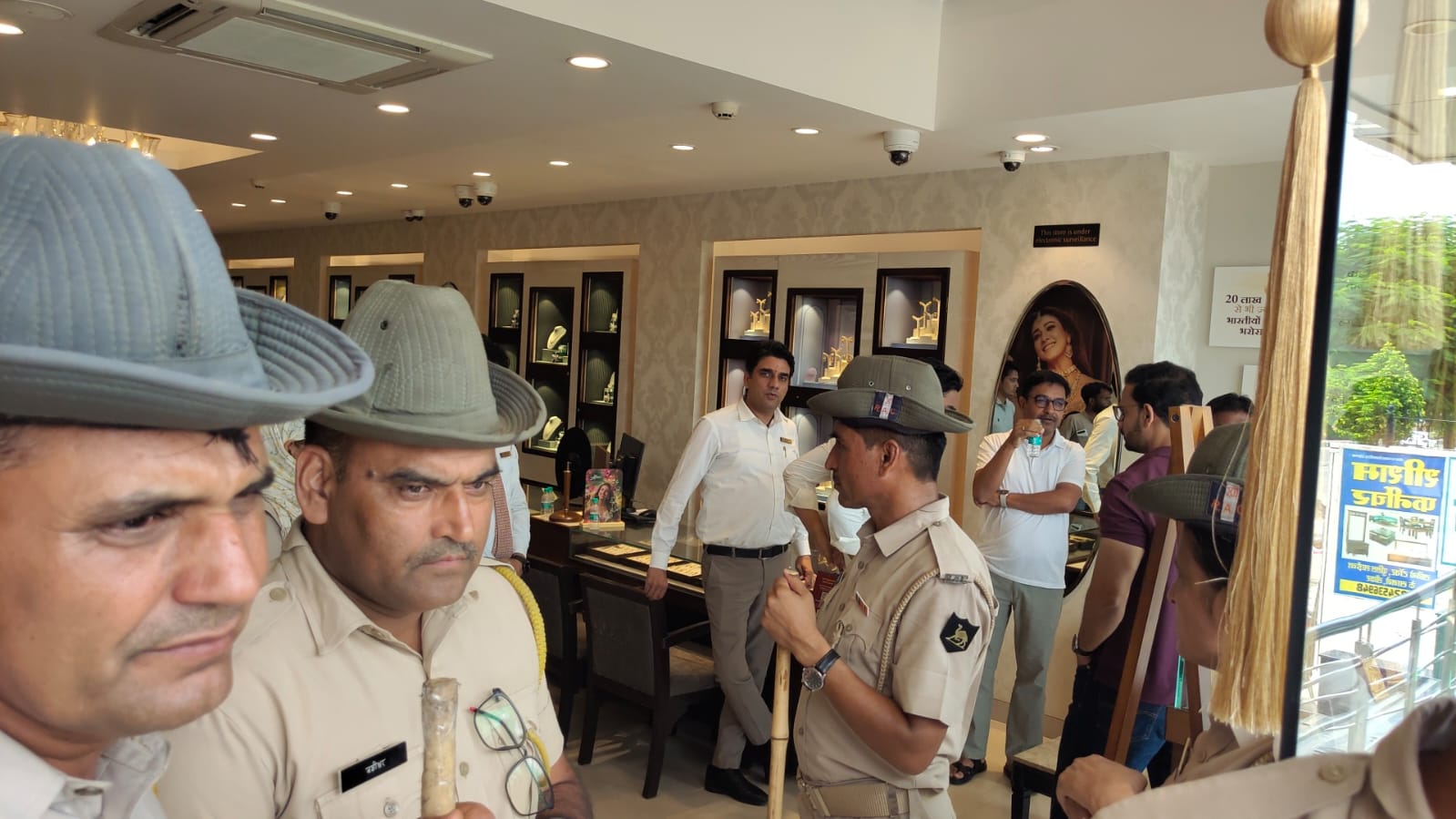 शोरूम में मौजूद पुलिस के जवान।