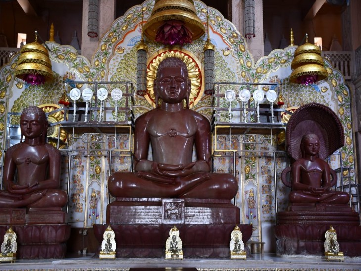 जैन अतिशय क्षेत्र आवां में मूल मंदिर में शांतिनाथ भगवान की पद्मासन आदिनाथ भगवान पारसनाथ भगवान की प्रतिमाएं स्थापित हैं।